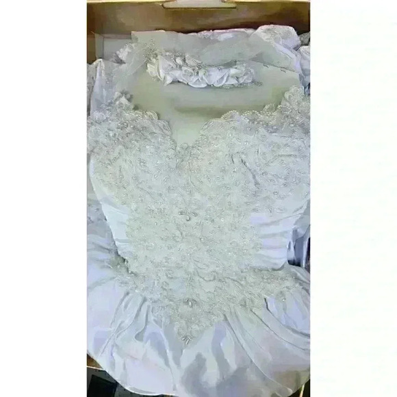 Vintage Beaded Wedding Gown Long Train And Veil Prestige Size Medium - Picture 6 of 10